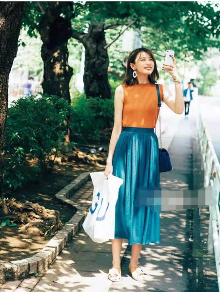 蓝色裙子搭配什么颜色上衣好看
