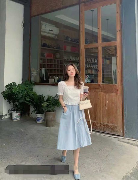 蓝色裙子搭配什么颜色上衣好看