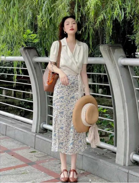 蓝色裙子搭配什么颜色上衣好看