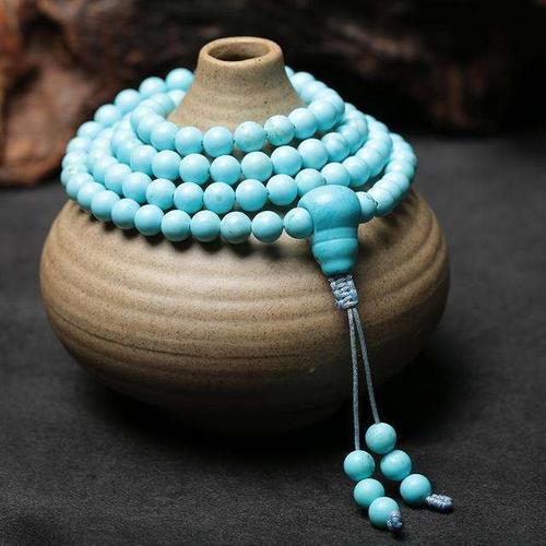 女人戴绿松石的寓意与象征