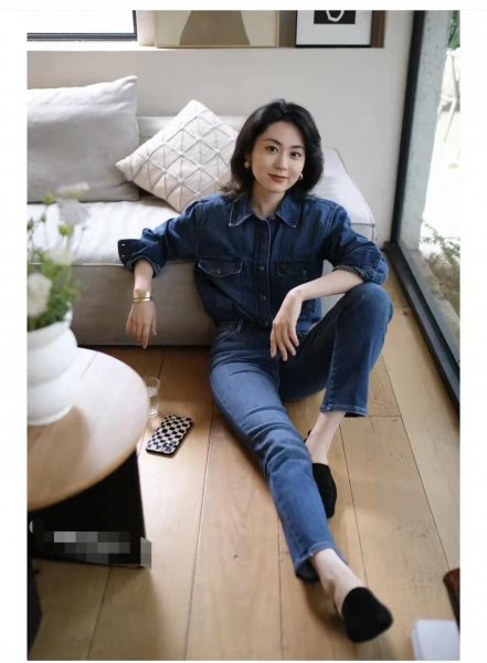 蓝色牛仔外套配什么颜色裤子