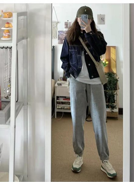 蓝色牛仔外套配什么颜色裤子