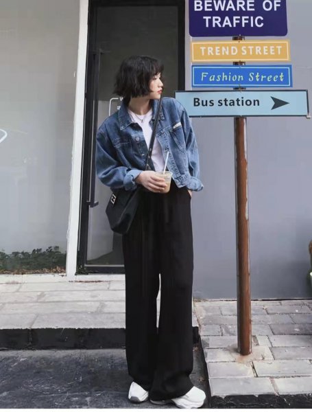 蓝色牛仔外套配什么颜色裤子