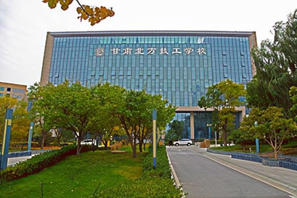 目前男孩初中毕业学什么技术比较有前途