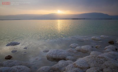 世界上海拔最低的湖泊是什么 人在水里不会沉下去的湖泊