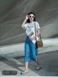 蓝色裙子搭配什么颜色上衣好看 时尚的蓝色裙子穿搭推荐