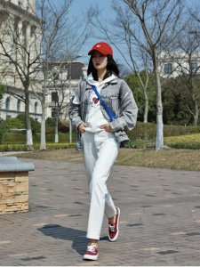 蓝色牛仔外套配什么颜色裤子 女生牛仔外套的穿搭指南