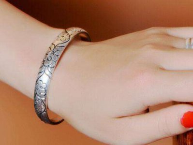 925银为什么会变黑怎么清洗 有人戴银变黑怎么回事