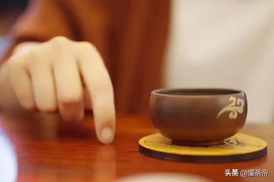 倒茶礼仪从左手还是右手 倒茶时应该从哪个方向开始