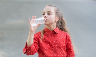 塑料水杯什么材质的最安全 塑料水杯哪种材质的最安全