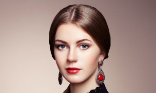 怎样扎中长发显年轻简单易学 如何扎中长发显年轻简单易学