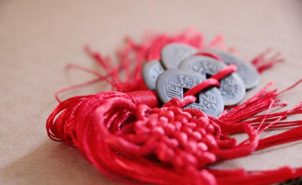 农村大门挂五帝钱图片