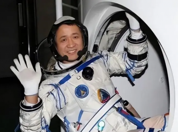 宇航员工资多少钱一个月