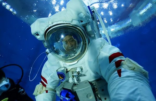 宇航员工资多少钱一个月