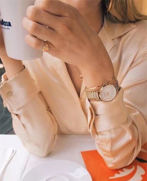 女式手表戴哪个手比较好