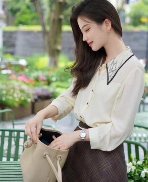 女式手表戴哪个手比较好