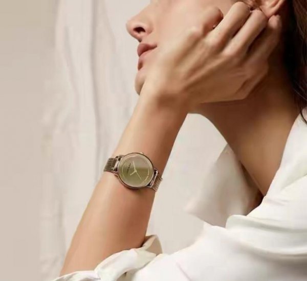 女式手表戴哪个手比较好