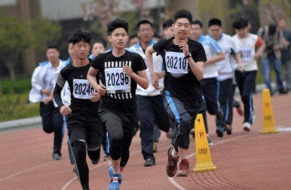 中考1000米跑步技巧和动作要领