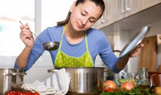 三黄鸡怎么炖 炖三黄鸡的做法