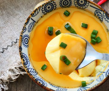 蒸蛋水和蛋的比例是多少 鸡蛋羹怎么做蒸出来又嫩又滑