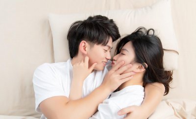 男人心里没你会搂着你睡吗 男人睡觉抱着你睡是不是真爱