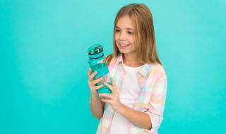 塑料杯属于合成材料吗 塑料杯是否属于合成材料