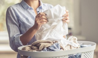 浅色衣服滴了油怎么清洗 浅色衣服油渍怎么去除