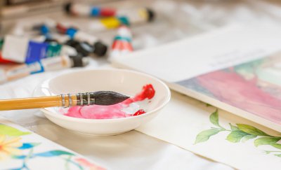 水粉颜料弄衣服上怎么洗掉 怎样去除衣服上的颜料妙招