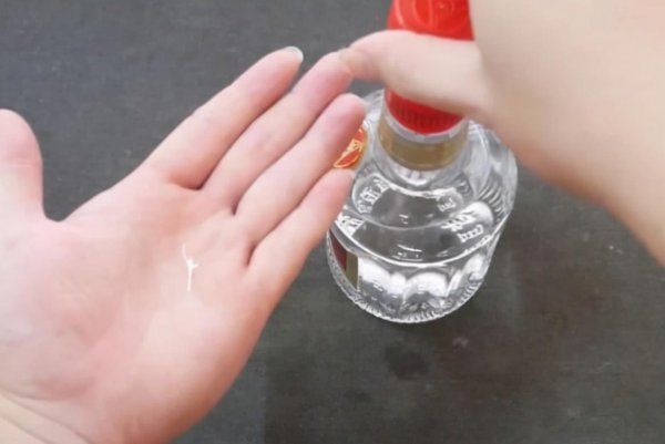 鉴定白酒最简单的方法是什么