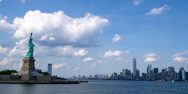 自由女神像在哪里建的