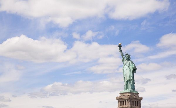 自由女神像在哪里建的