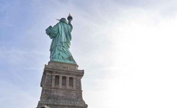 自由女神像在哪里建的