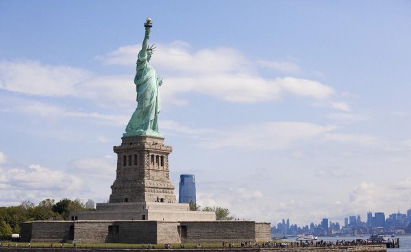 自由女神像在哪里建的