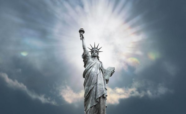 自由女神像在哪里建的