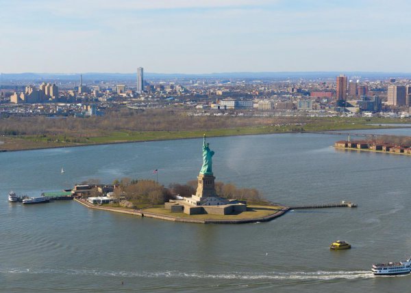 自由女神像在哪里建的