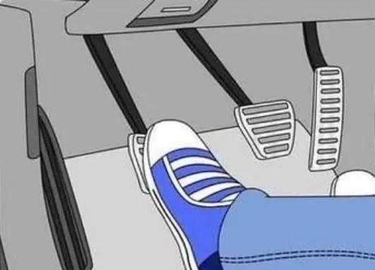 等红灯挂一档踩离合器对车伤害大吗