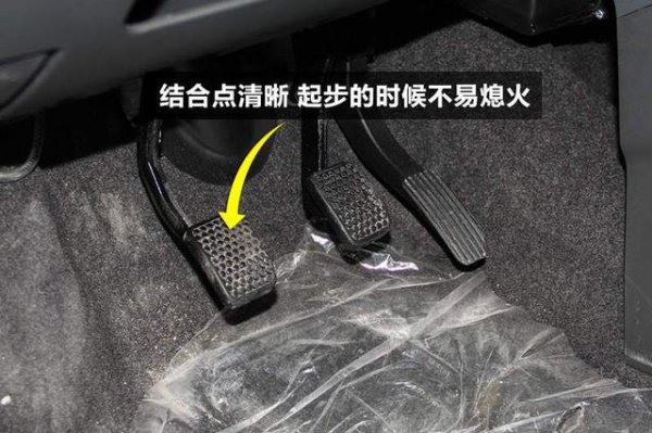 等红灯挂一档踩离合器对车伤害大吗