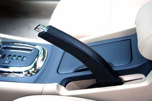 等红灯挂一档踩离合器对车伤害大吗