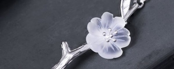 梅花吊坠的寓意是什么