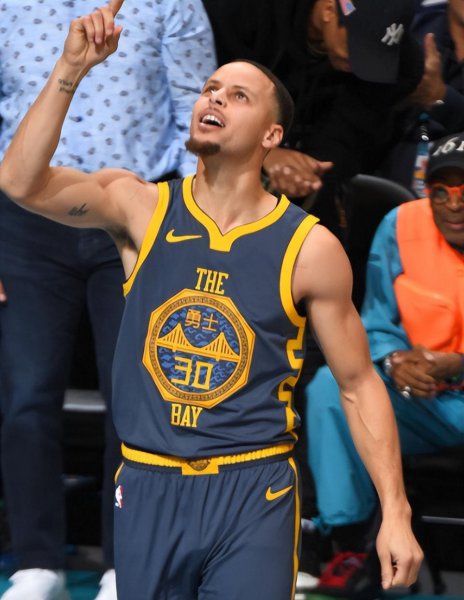 詹姆斯和库里谁地位高厉害