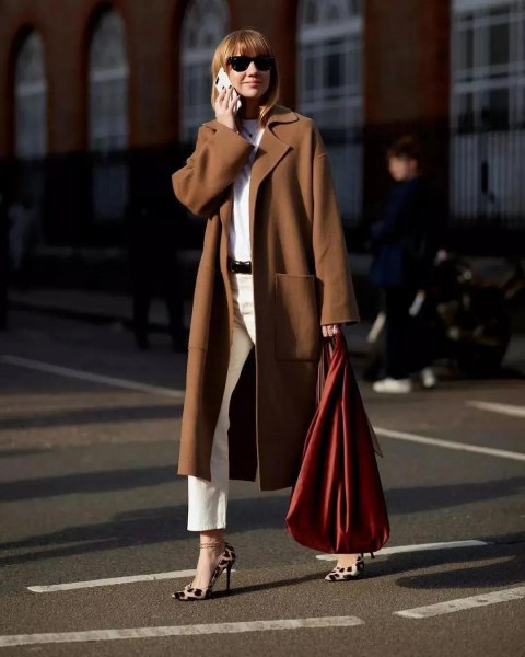 驼色大衣配什么内搭颜色好看