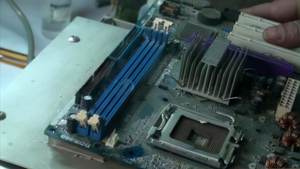 电脑主机开了显示器没反应无信号怎么办