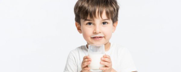 怎样鉴别鲜牛奶的质量好坏