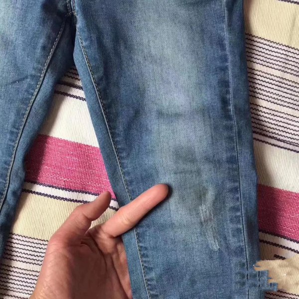 浅蓝色牛仔裤局部变黄怎么办