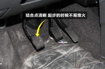 等红灯挂一档踩离合器对车伤害大吗 挂着档踩离合器有损伤