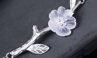 梅花玉吊坠的寓意 梅花吊坠的寓意是什么