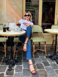 t恤是长袖还是短袖的 早秋时节t恤衫的时尚穿搭推荐