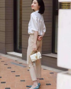 卡其色裤子配什么上衣 卡其色裤子怎么搭配衣服好看
