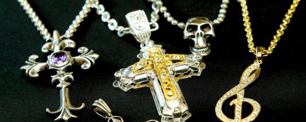 五行属于火戴什么装饰好