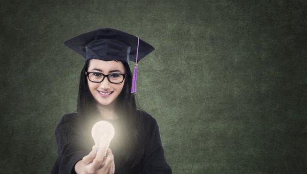 家里的电灯为什么关了还会闪